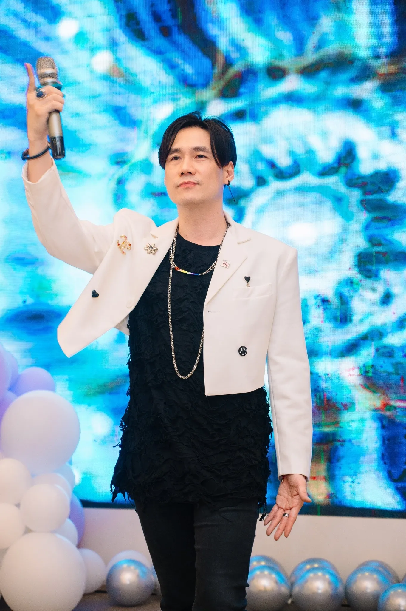 ca-si-khanh-phuong-ban-het-co-phieu-trong-cong-ty-vo-lam-chu-tich