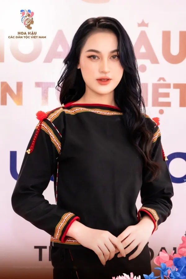 co-gai-e-de-di-thi-hoa-hau-nhan-sac-chua-qua-chinh-sua-8
