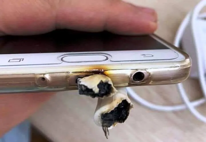 tai-sao-khi-vua-sac-vua-dung-dien-thoai-de-phat-no