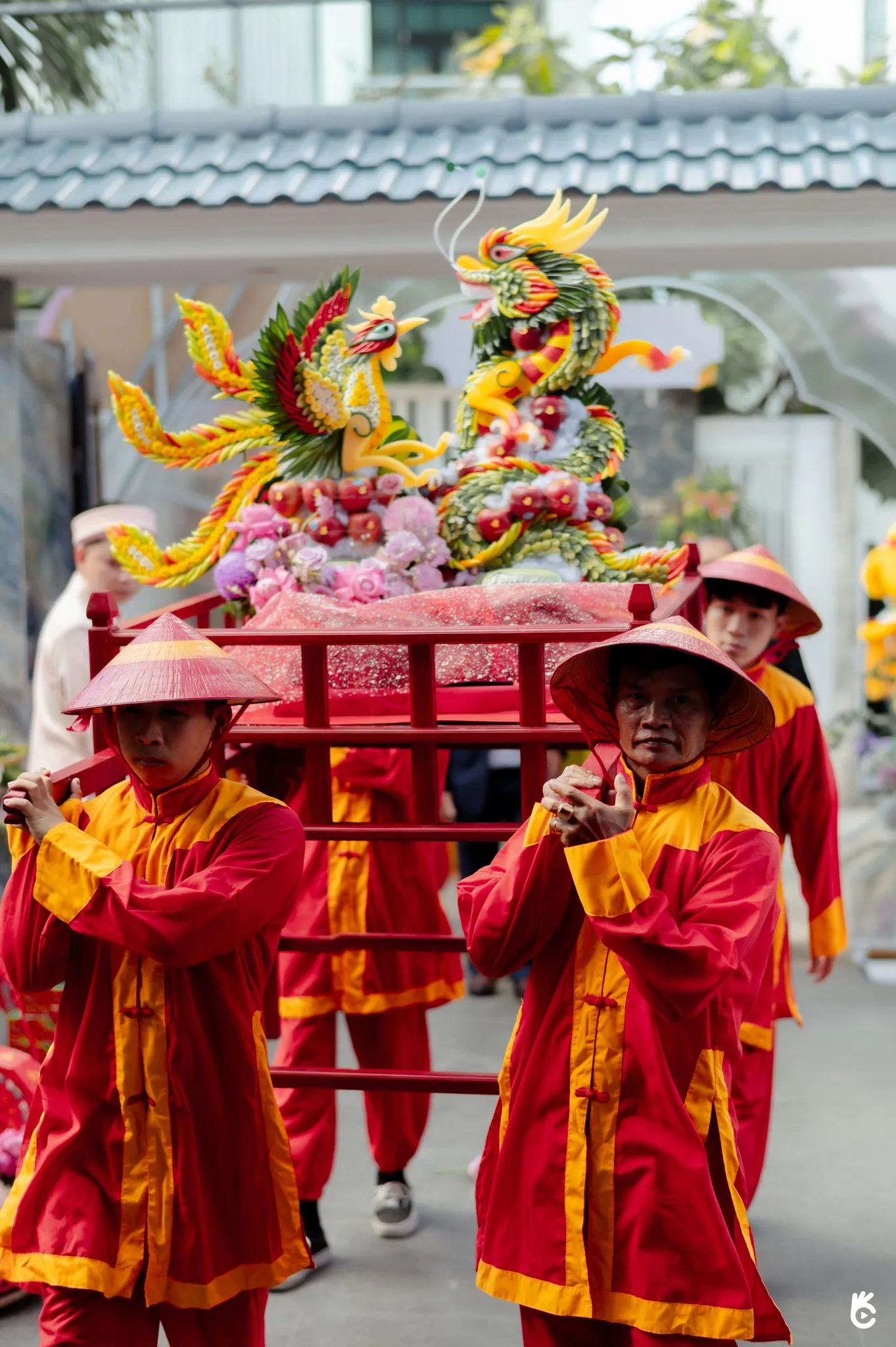 co-dau-chu-re-duoc-trao-26-so-do-trong-dam-cuoi-o-hue-1