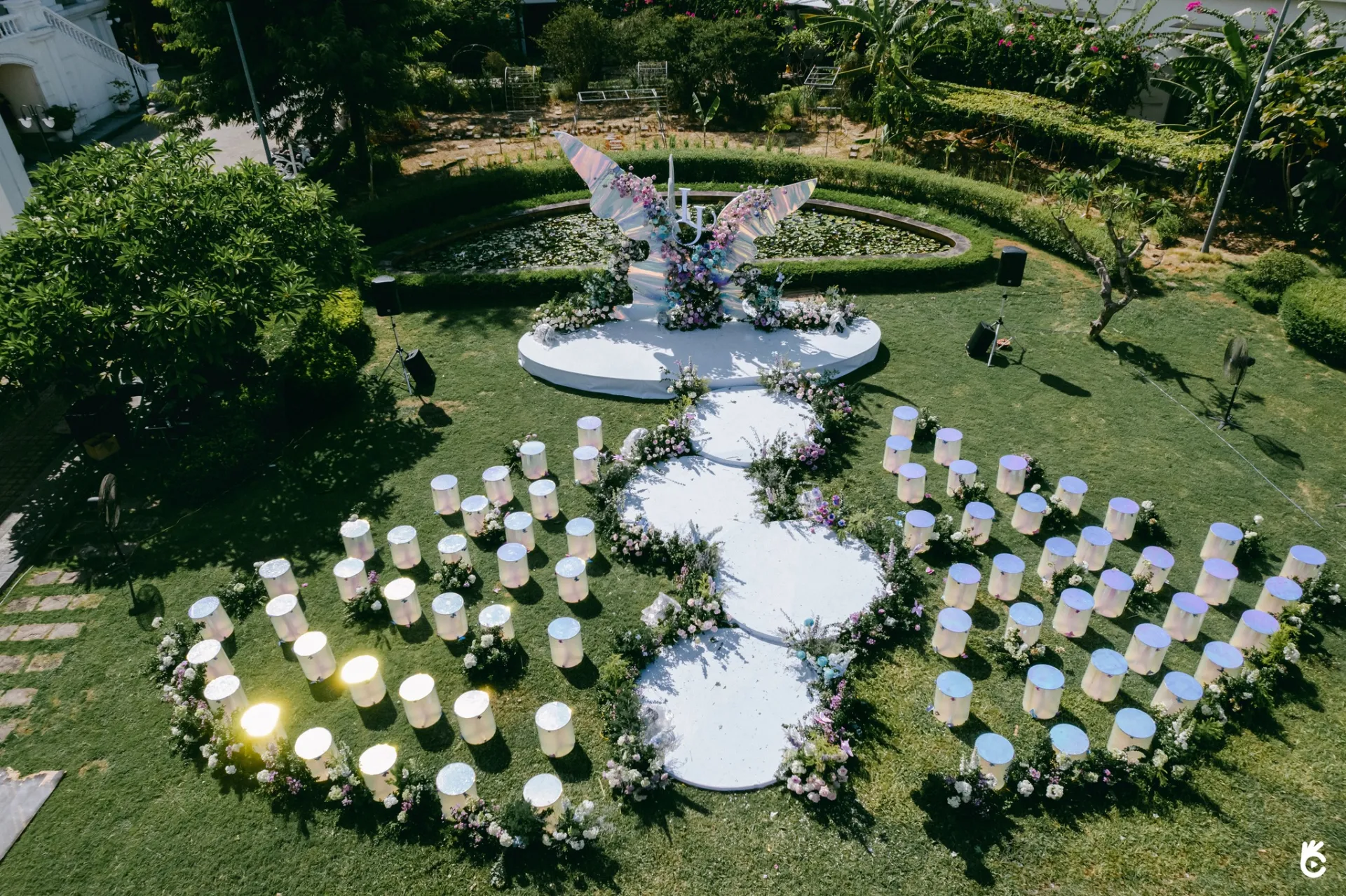 co-dau-chu-re-duoc-trao-26-so-do-trong-dam-cuoi-o-hue-2