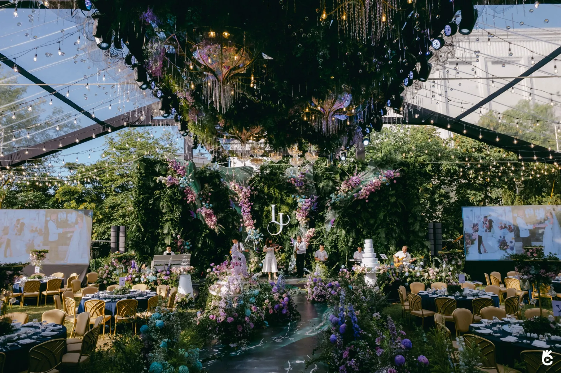 co-dau-chu-re-duoc-trao-26-so-do-trong-dam-cuoi-o-hue-5