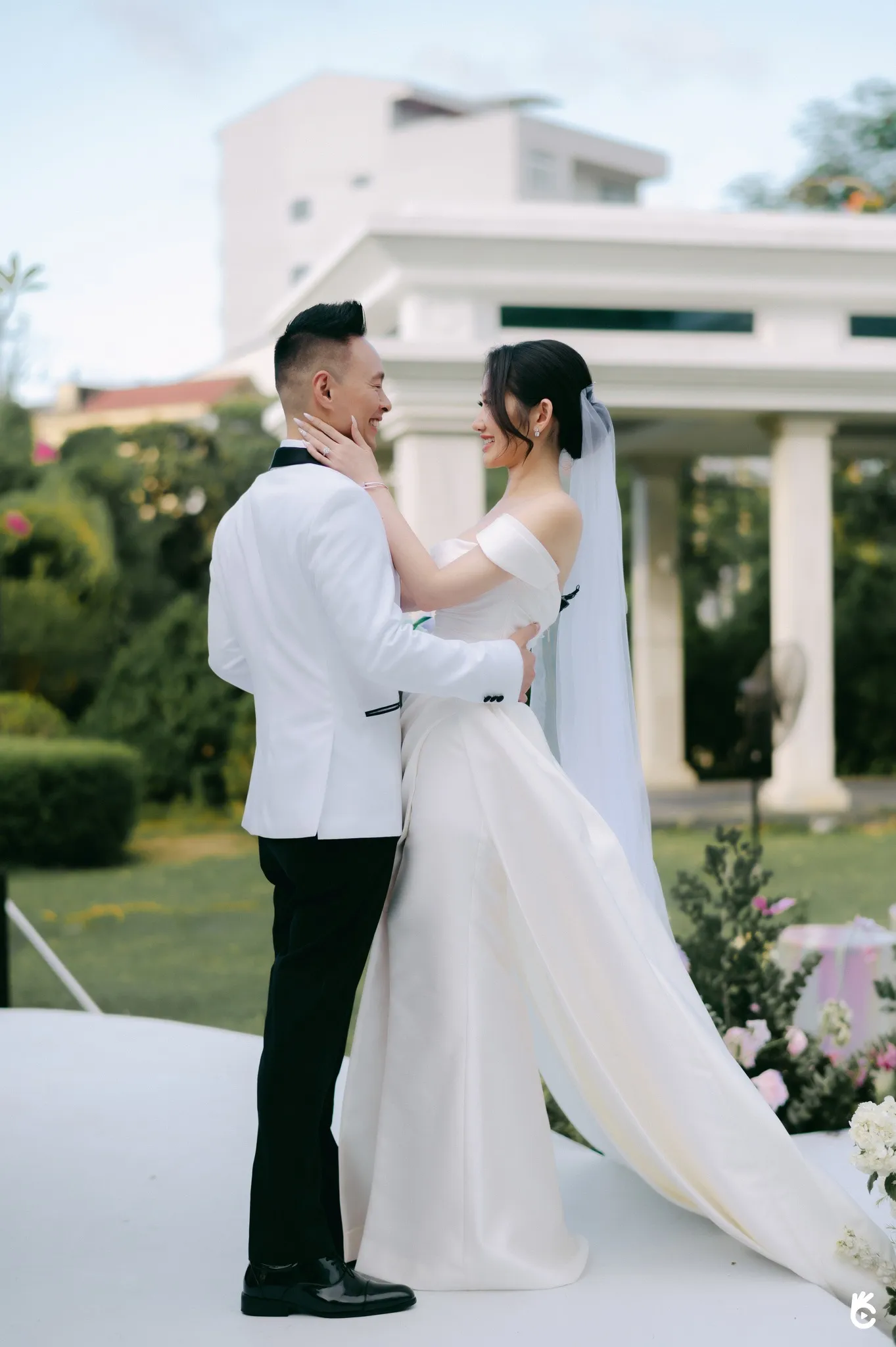 co-dau-chu-re-duoc-trao-26-so-do-trong-dam-cuoi-o-hue-6