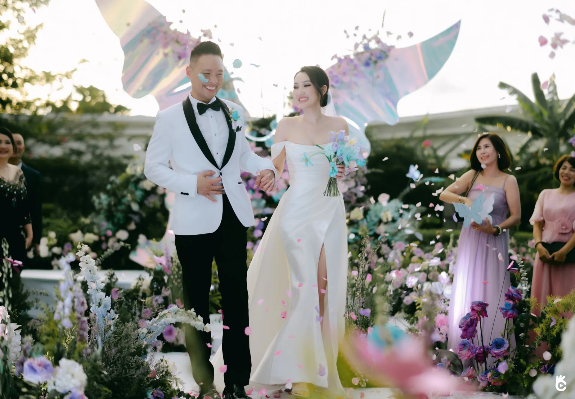 co-dau-chu-re-duoc-trao-26-so-do-trong-dam-cuoi-o-hue-7