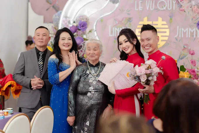 co-dau-chu-re-duoc-trao-26-so-do-trong-dam-cuoi-o-hue-8