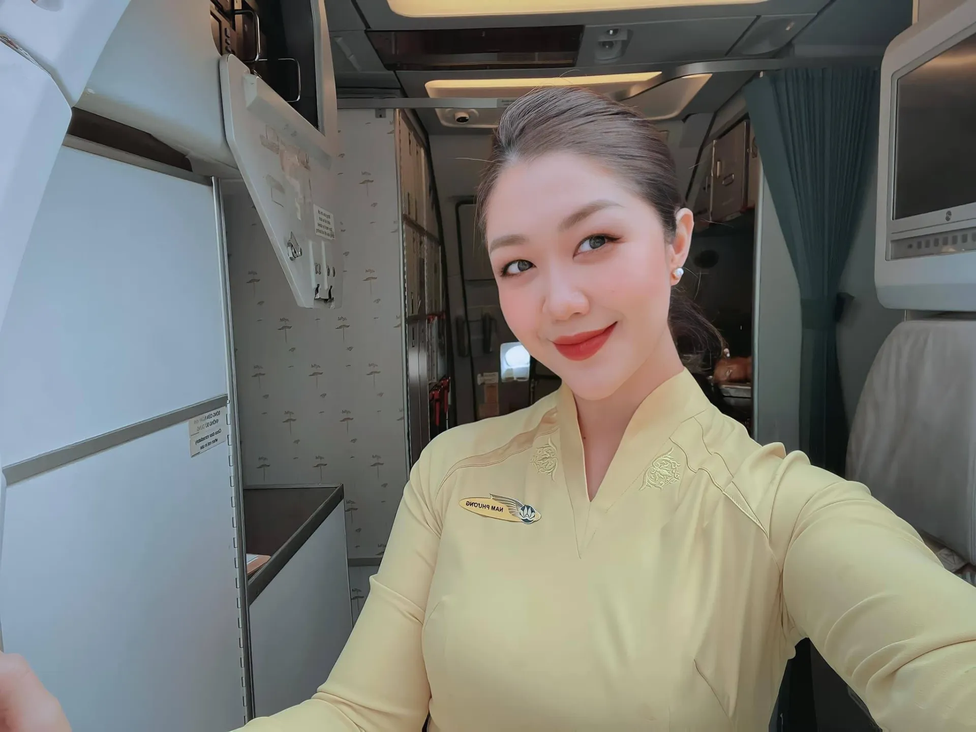 nu-tiep-vien-hang-khong-mang-ho-la-nhan-sac-van-nguoi-me-1