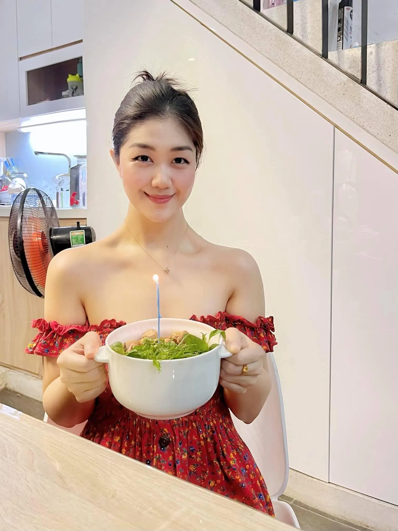 nu-tiep-vien-hang-khong-mang-ho-la-nhan-sac-van-nguoi-me-2