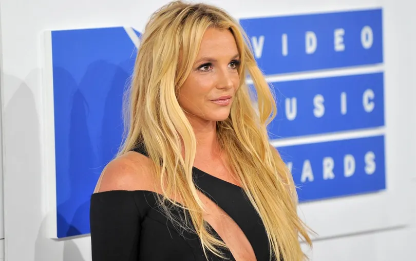 nu-ca-si-britney-spears-ly-hon-3
