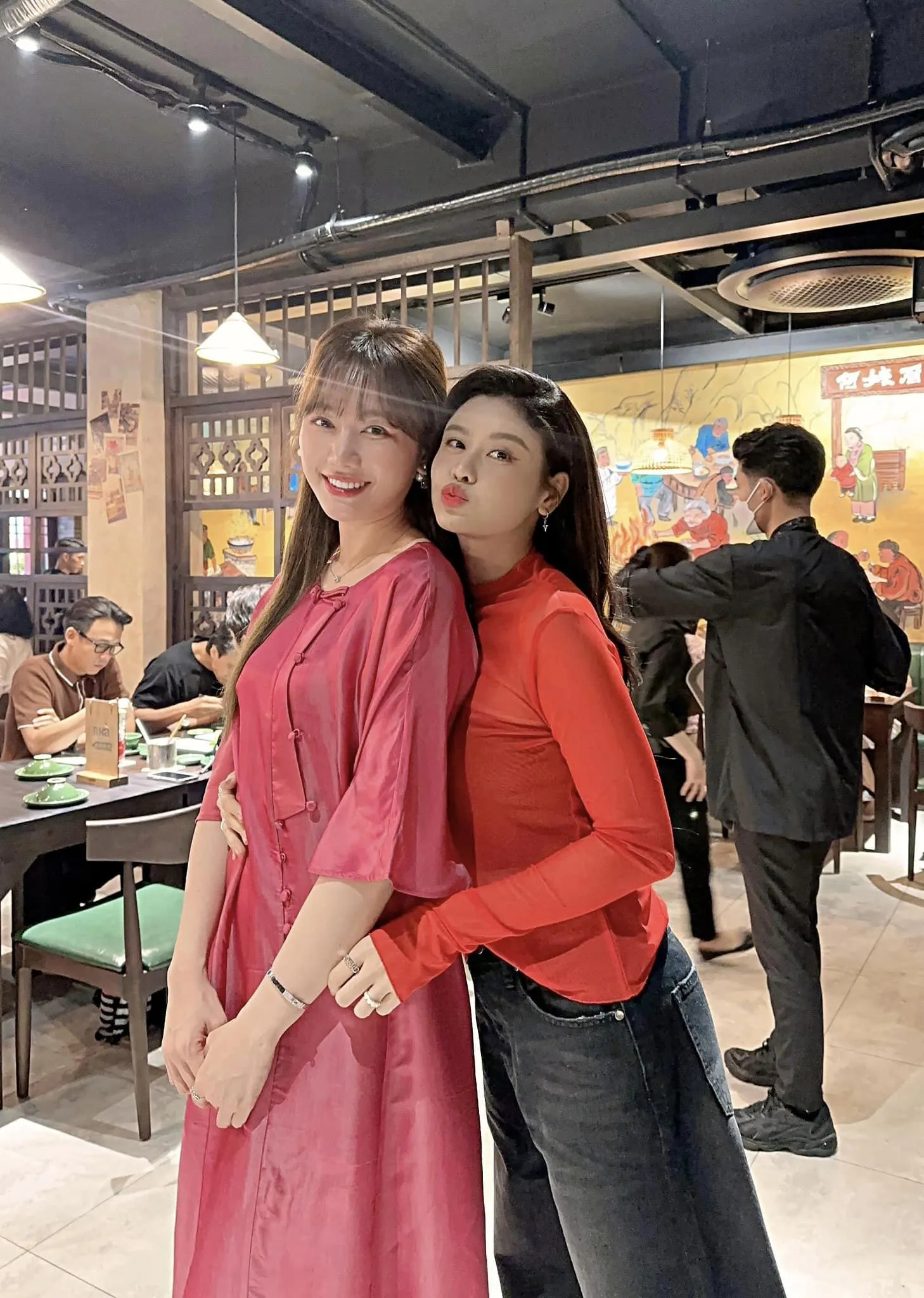 hari-won-va-nha-phuong-len-do-di-khai-truong-cung-chong