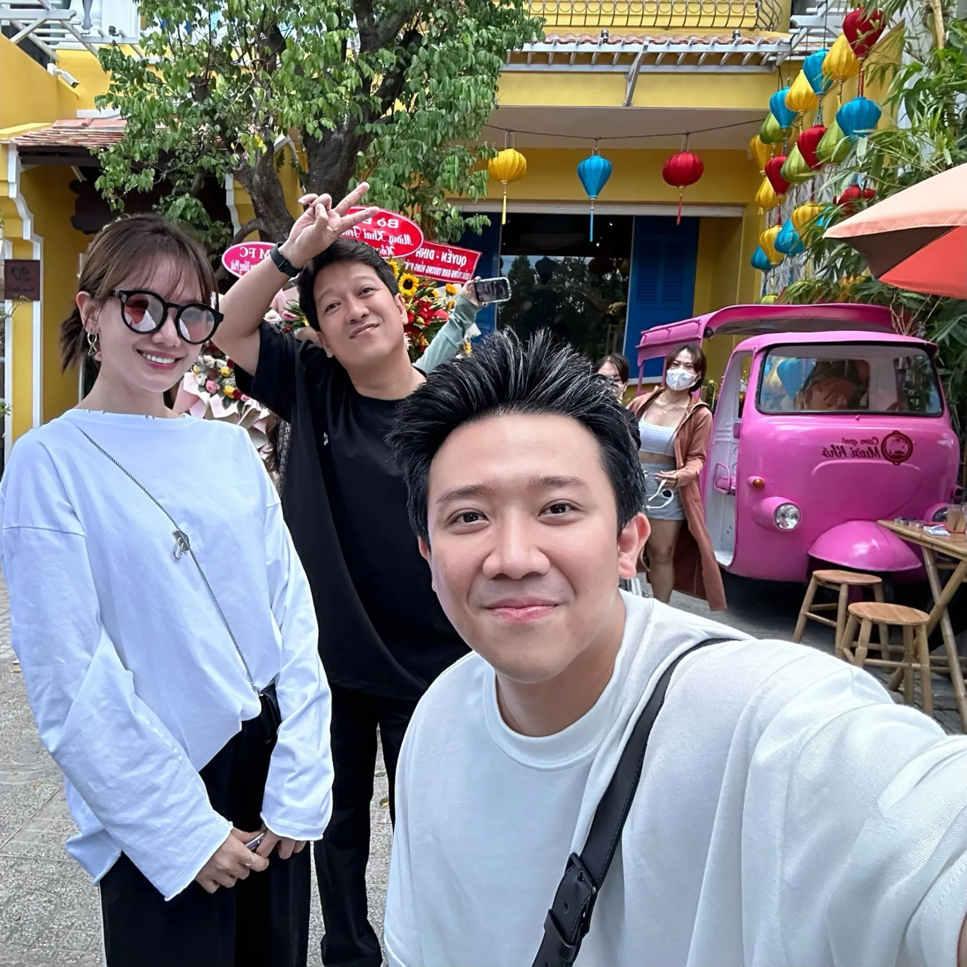 hari-won-va-nha-phuong-len-do-di-khai-truong-cung-chong-3