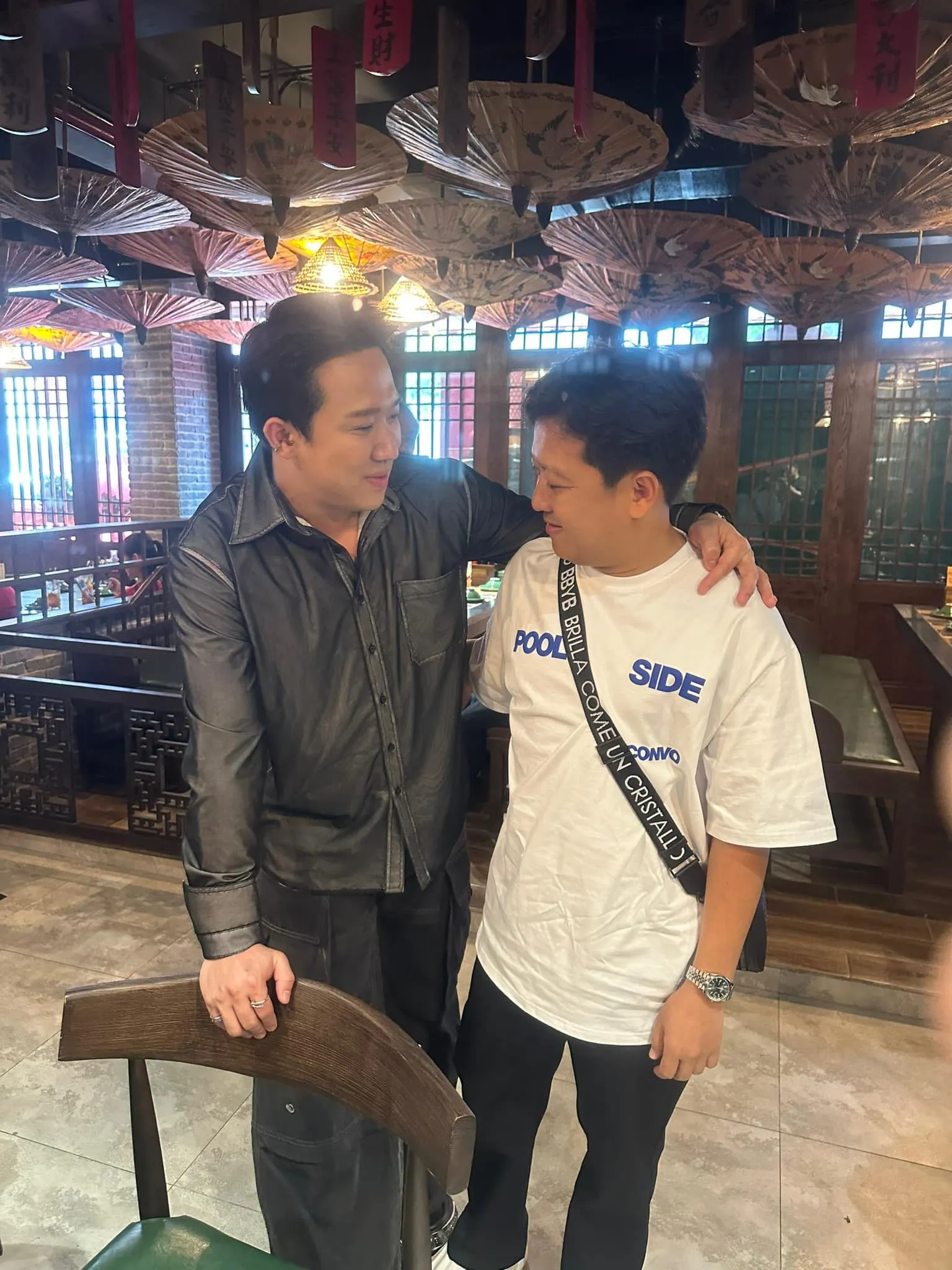 hari-won-va-nha-phuong-len-do-di-khai-truong-cung-chong-4