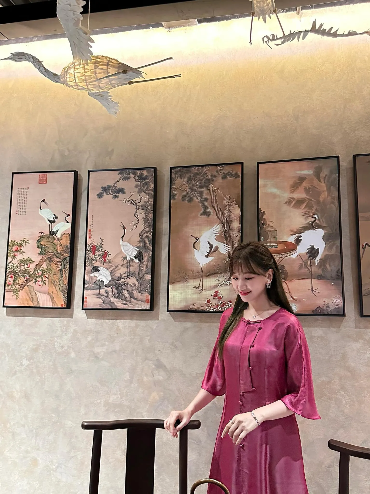 hari-won-va-nha-phuong-len-do-di-khai-truong-cung-chong-5