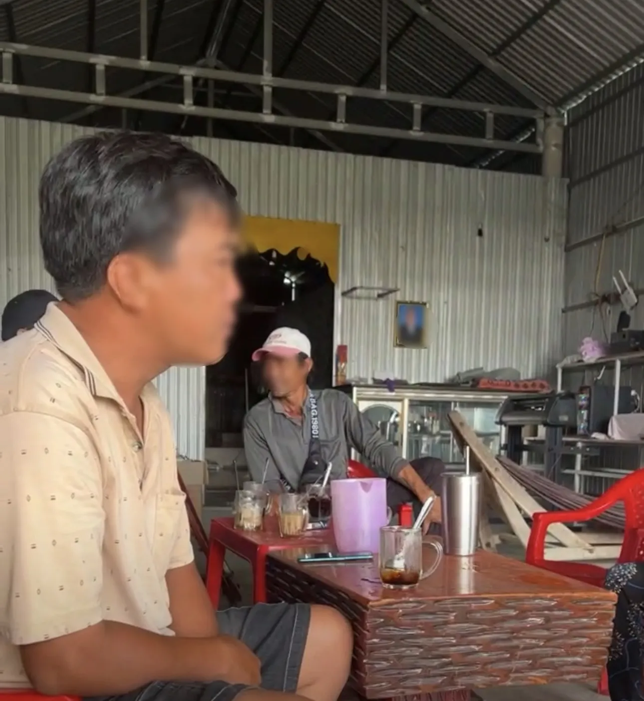 chu-trai-hom-bi-bom-hang-yeu-cau-thu-pham-lay-100-cai