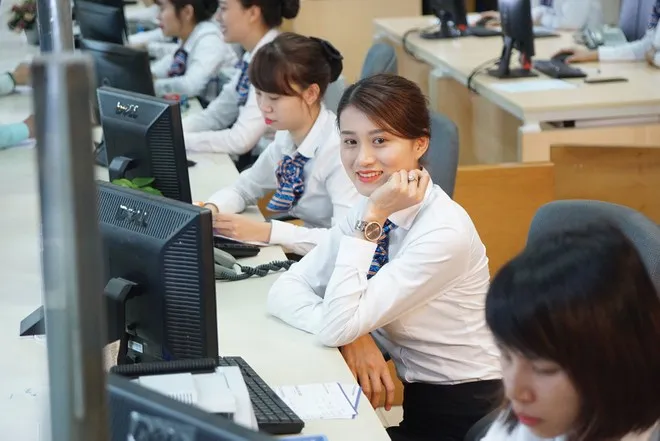 nhan-vien-kiem-tien-ve-cho-ngan-hang-nhu-the-nao