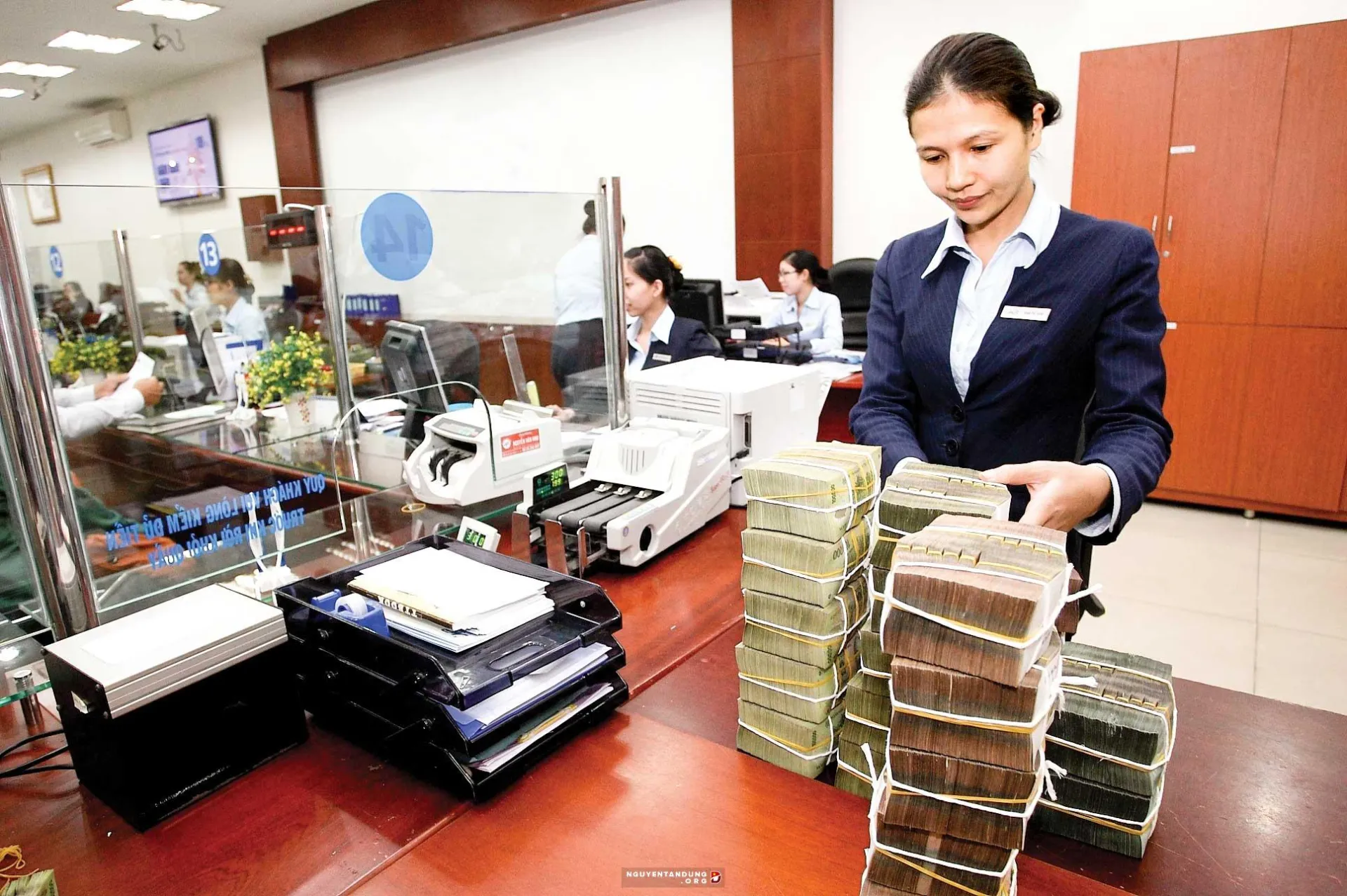 nhan-vien-kiem-tien-ve-cho-ngan-hang-nhu-the-nao-1