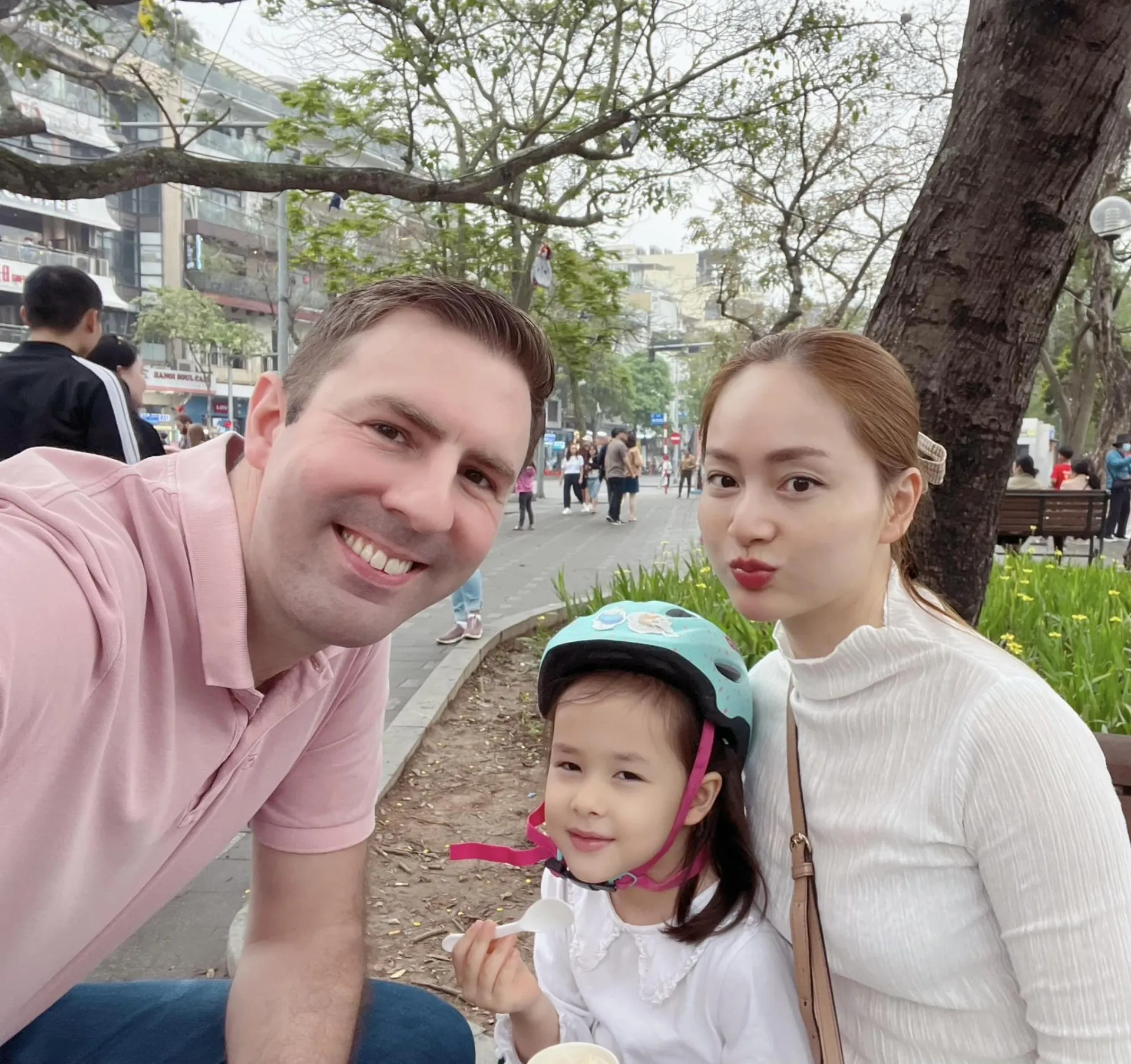 dien-vien-lan-phuong-khoe-hinh-anh-ben-chong-tay-1