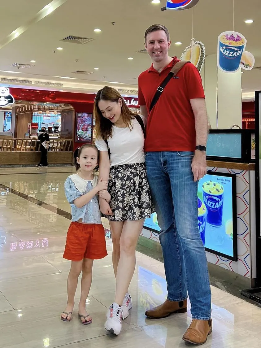 dien-vien-lan-phuong-khoe-hinh-anh-ben-chong-tay