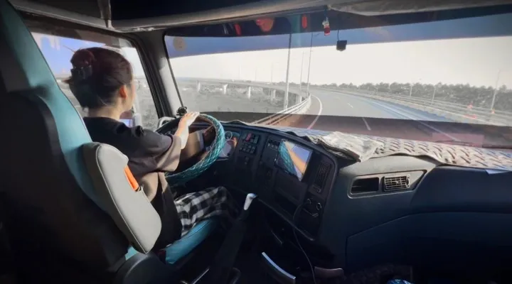 my-nhan36-kg-lai-xe-tai-duong-dai-nhieu-nam-gioi-cung-chao-thua-2