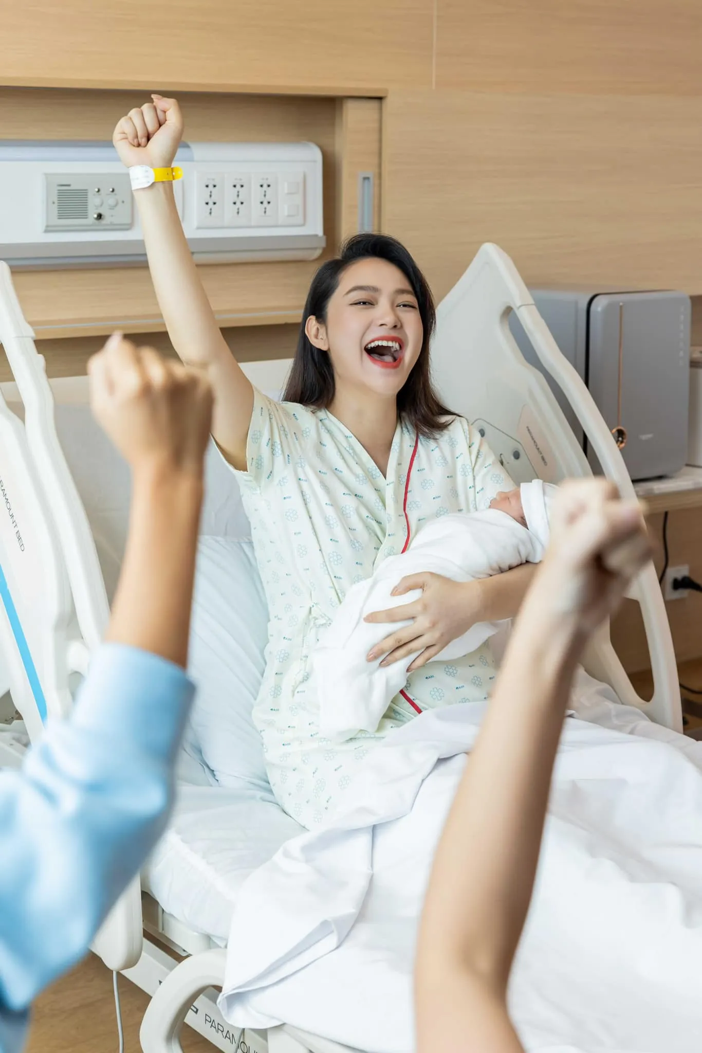 minh-hang-va-phuong-trinh-jolie-sinh-mo-thay-vi-sinh-thuong