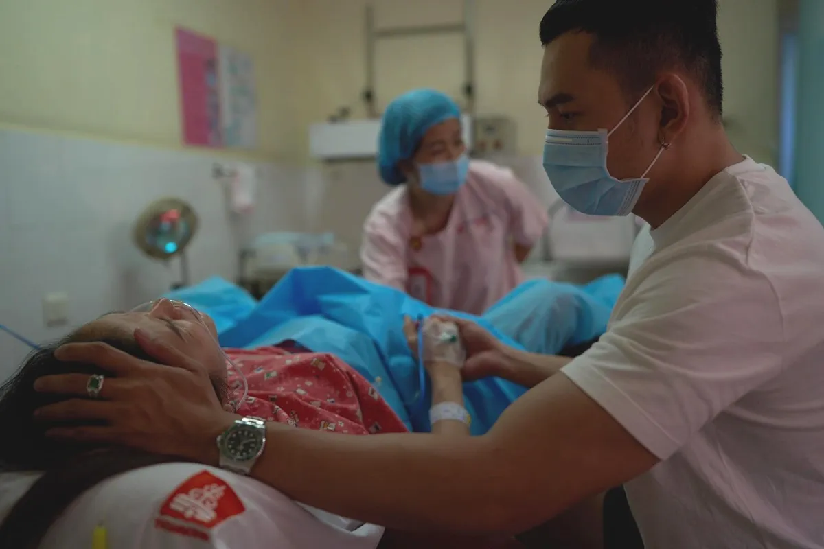 minh-hang-va-phuong-trinh-jolie-sinh-mo-thay-vi-sinh-thuong-2