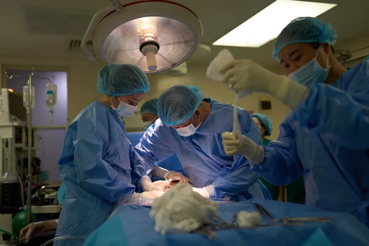 minh-hang-va-phuong-trinh-jolie-sinh-mo-thay-vi-sinh-thuong-3