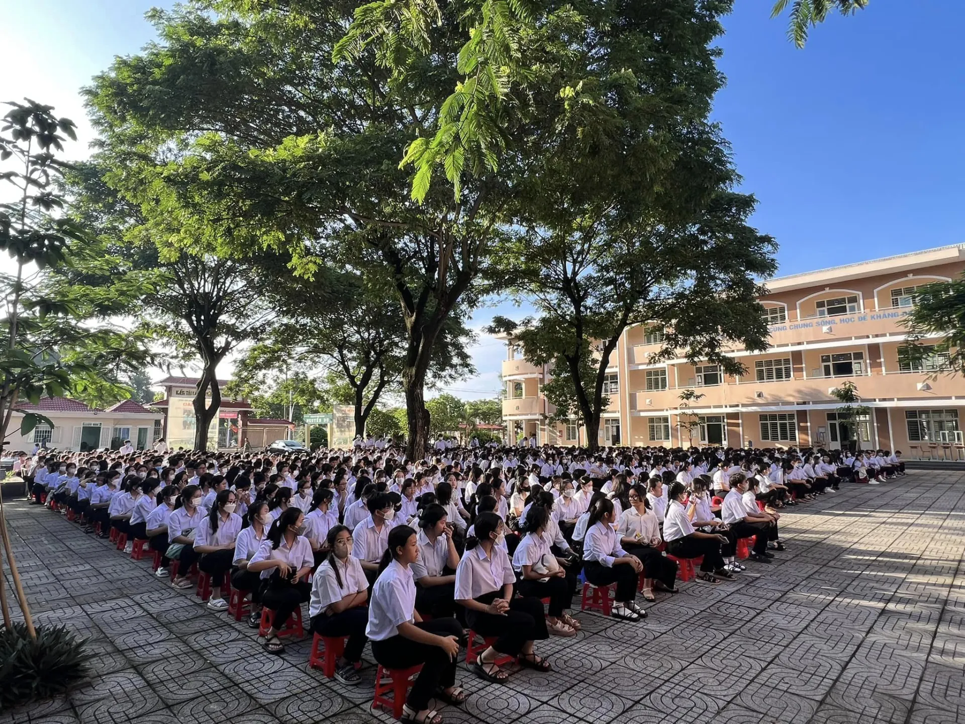 hom-nay-hoc-sinh-ca-nuoc-tuu-truong-buoc-vao-nam-hoc-moi-1