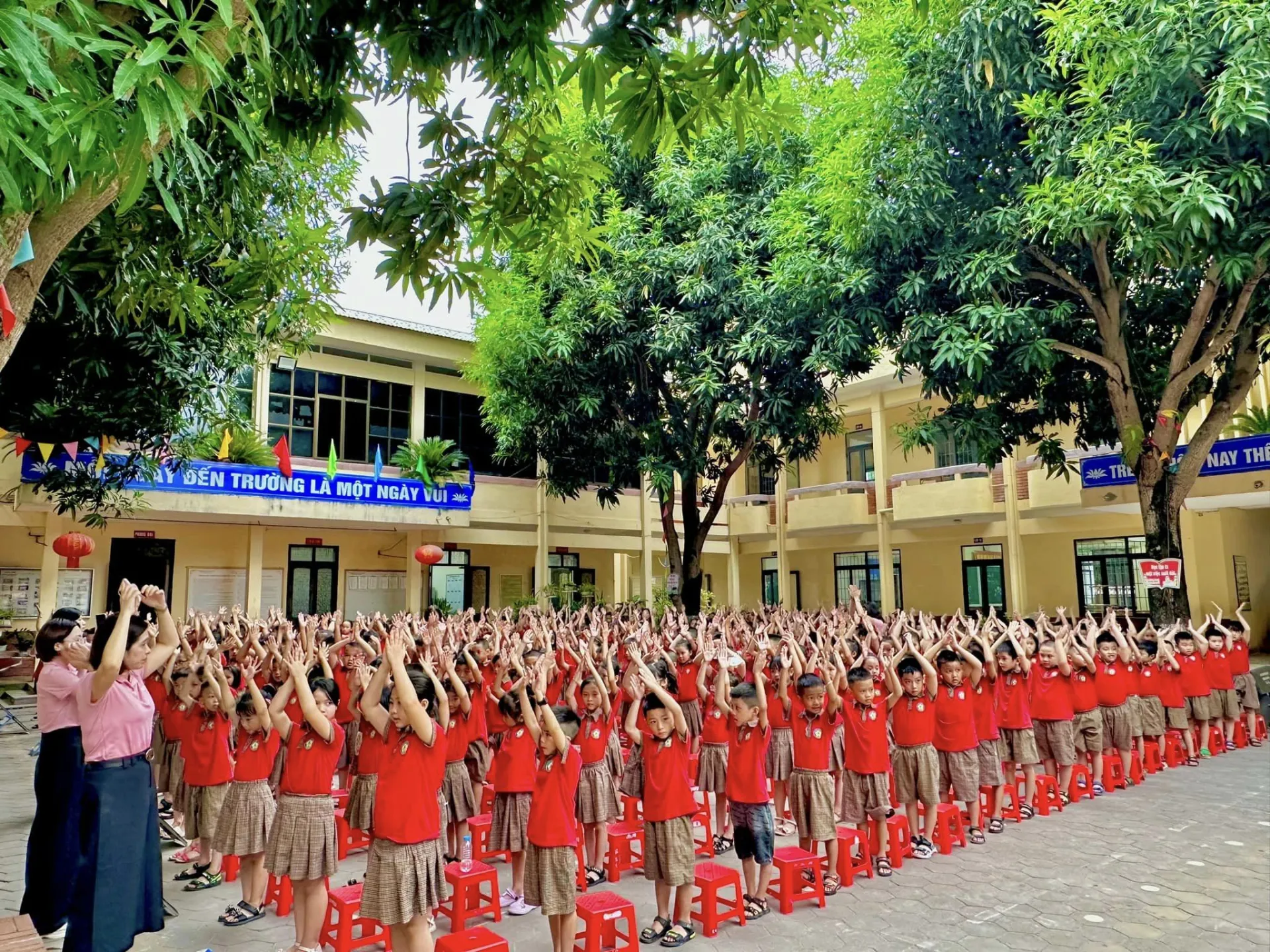 hom-nay-hoc-sinh-ca-nuoc-tuu-truong-buoc-vao-nam-hoc-moi-2