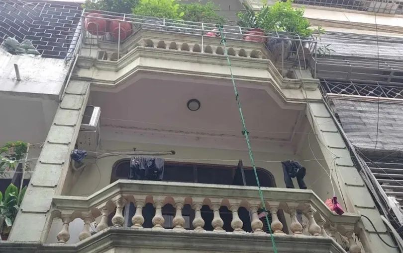 ba-cuu-chau-5-thang-tuoi-khoi-dam-chay-nho-chiec-xo-va-soi-day-3