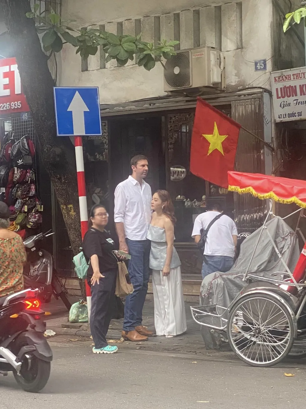 dien-vien-lan-phuong-noi-gi-khi-bi-chup-trom-tren-duong