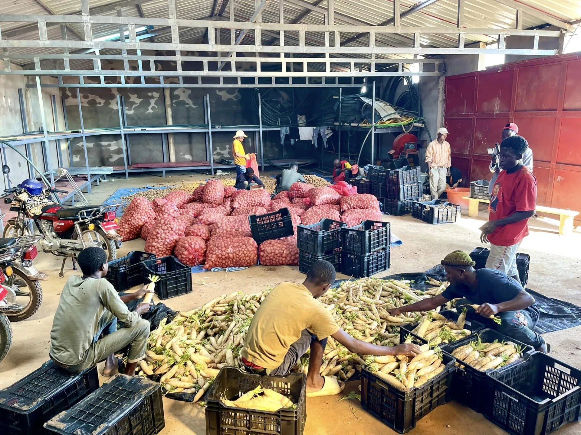 team-quang-linh-don-dai-su-den-tham-o-angola-3