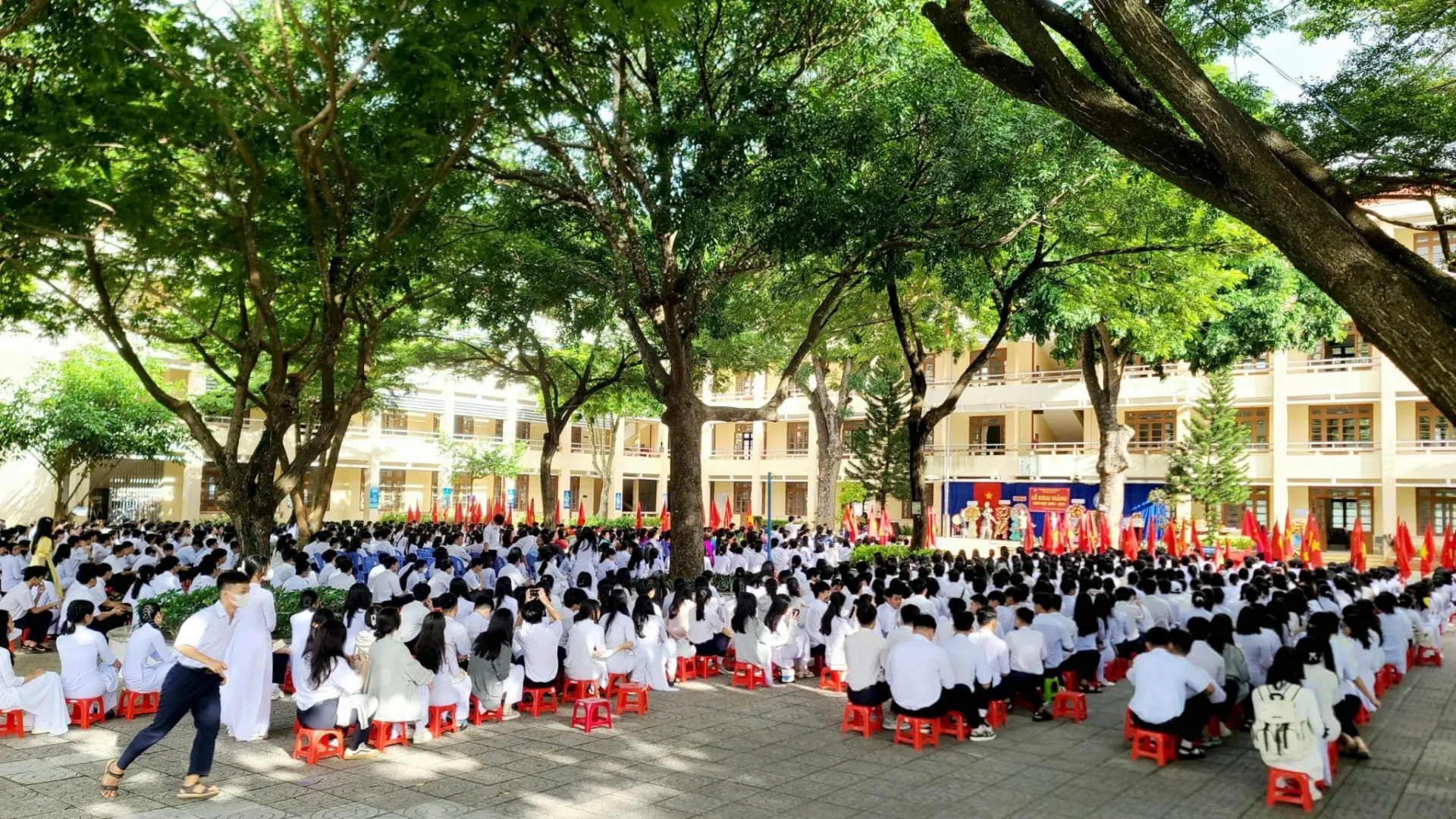 khai-giang-nam-hoc-moi-nang-phu-cap-cho-giao-vien-1