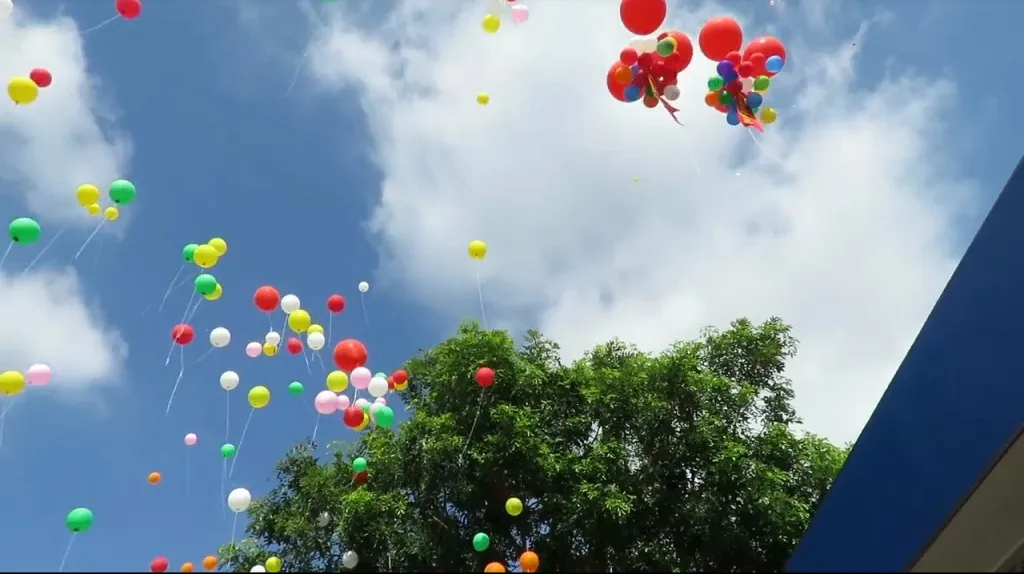 no-bong-bay-trong-le-khai-giang-1