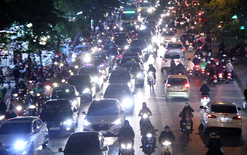 chay-xe-quen-bat-den-se-bi-xu-phat-the-nao