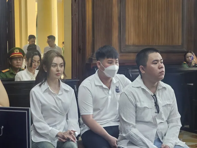 trang-nemo-trang-diem-ky-den-nghe-toa-xu-vu-an-voi-chi-khanh-2