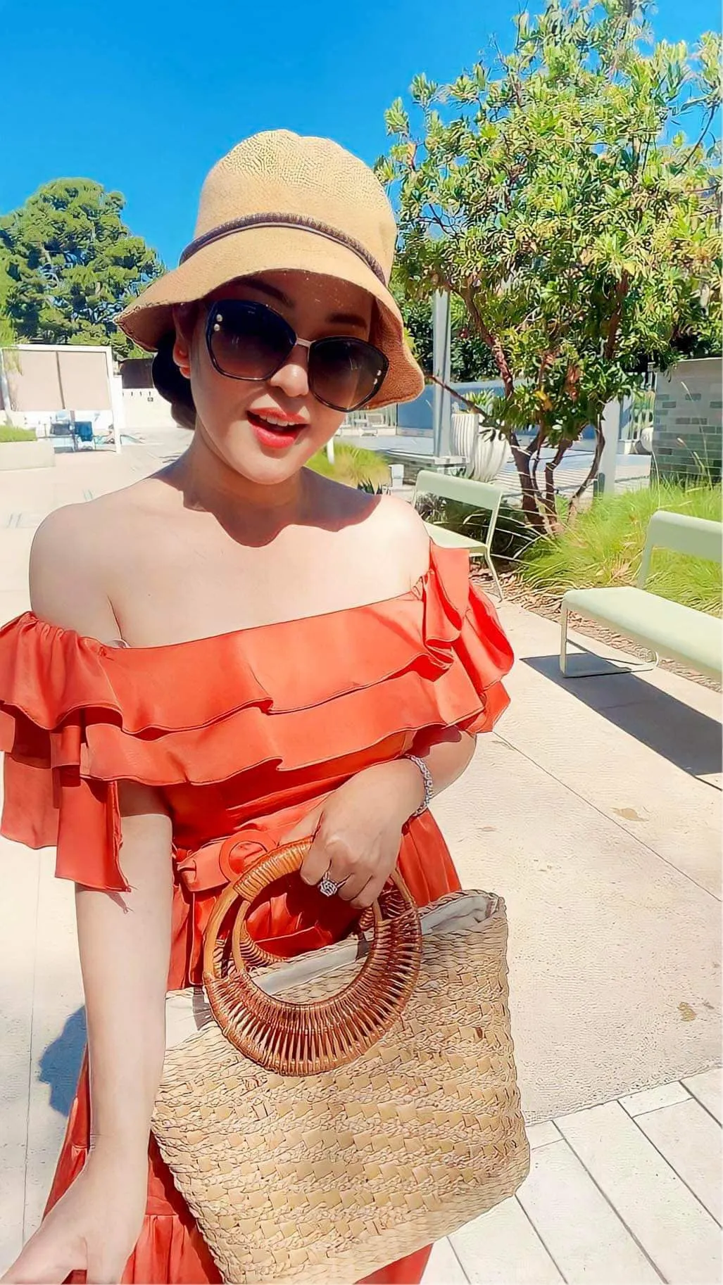 dien-vien-hai-thuy-nga-gay-tranh-cai-vi-1-buc-anh-3