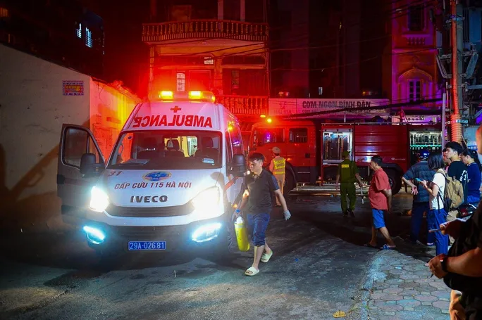 chay-chung-cu-mini-o-ha-noi-nhieu-nguoi-may-man-thoat-nan-1