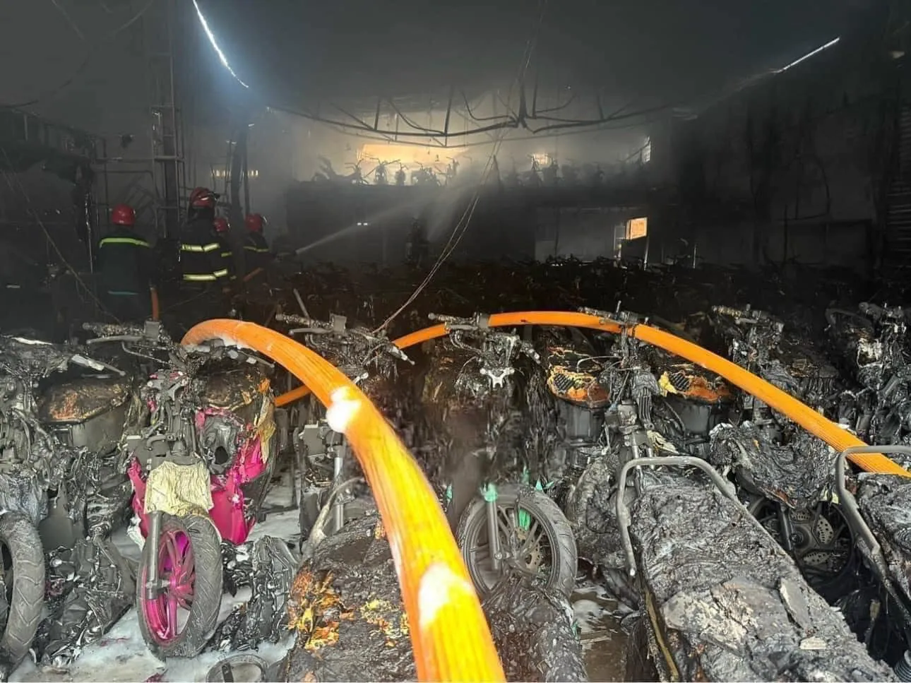 chay-cua-hang-xe-may-o-binh-duong-thieu-rui-nhieu-tai-san (2)