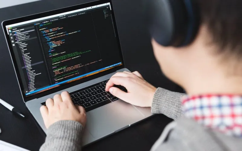 nganh-IT-thieu-gan-200000-nhan-su-luong-hon-tram-trieu-moi-thang