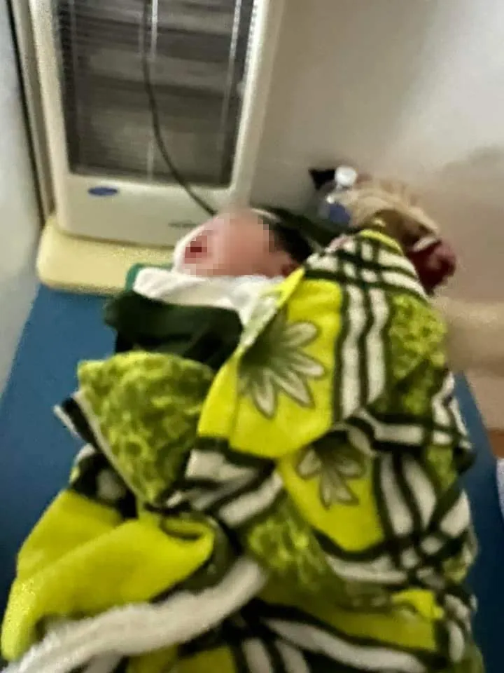 san-phu-o-nghe-an-sinh-con-giua-mua-lu