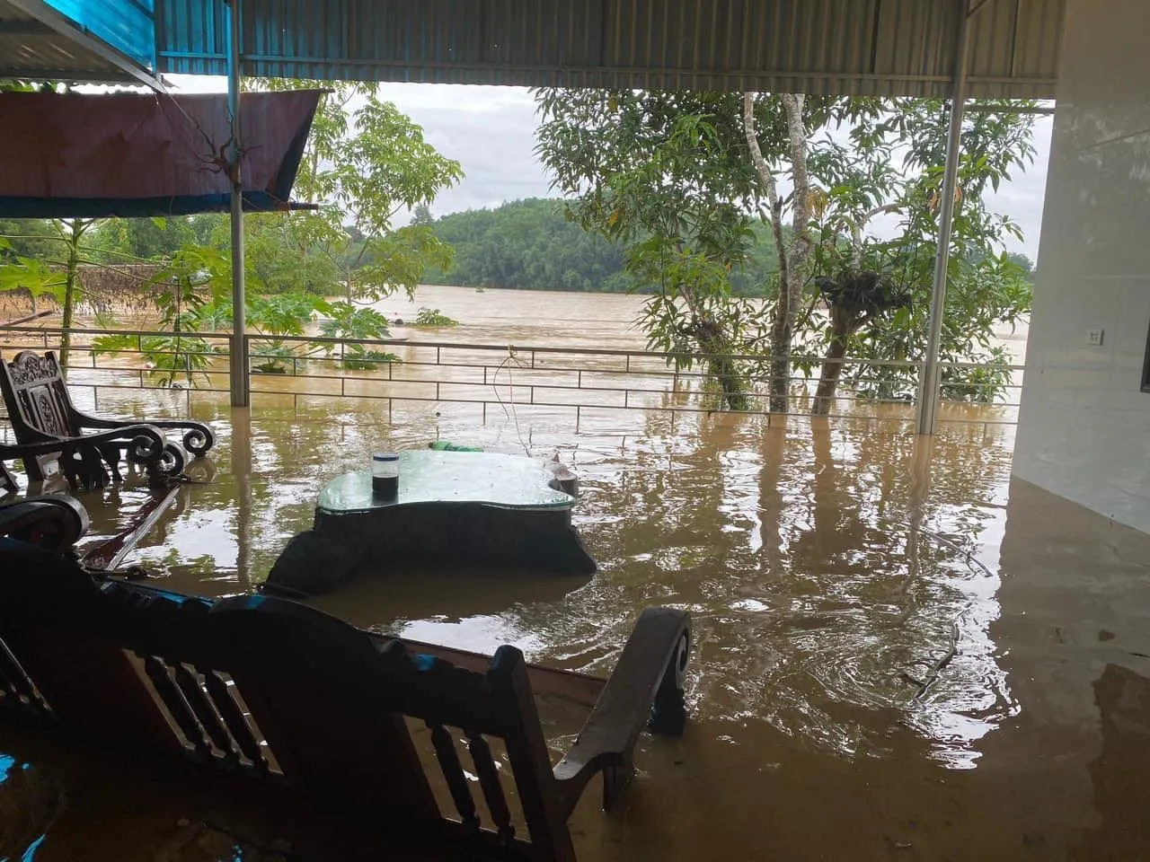 san-phu-o-nghe-an-sinh-con-giua-mua-lu-6