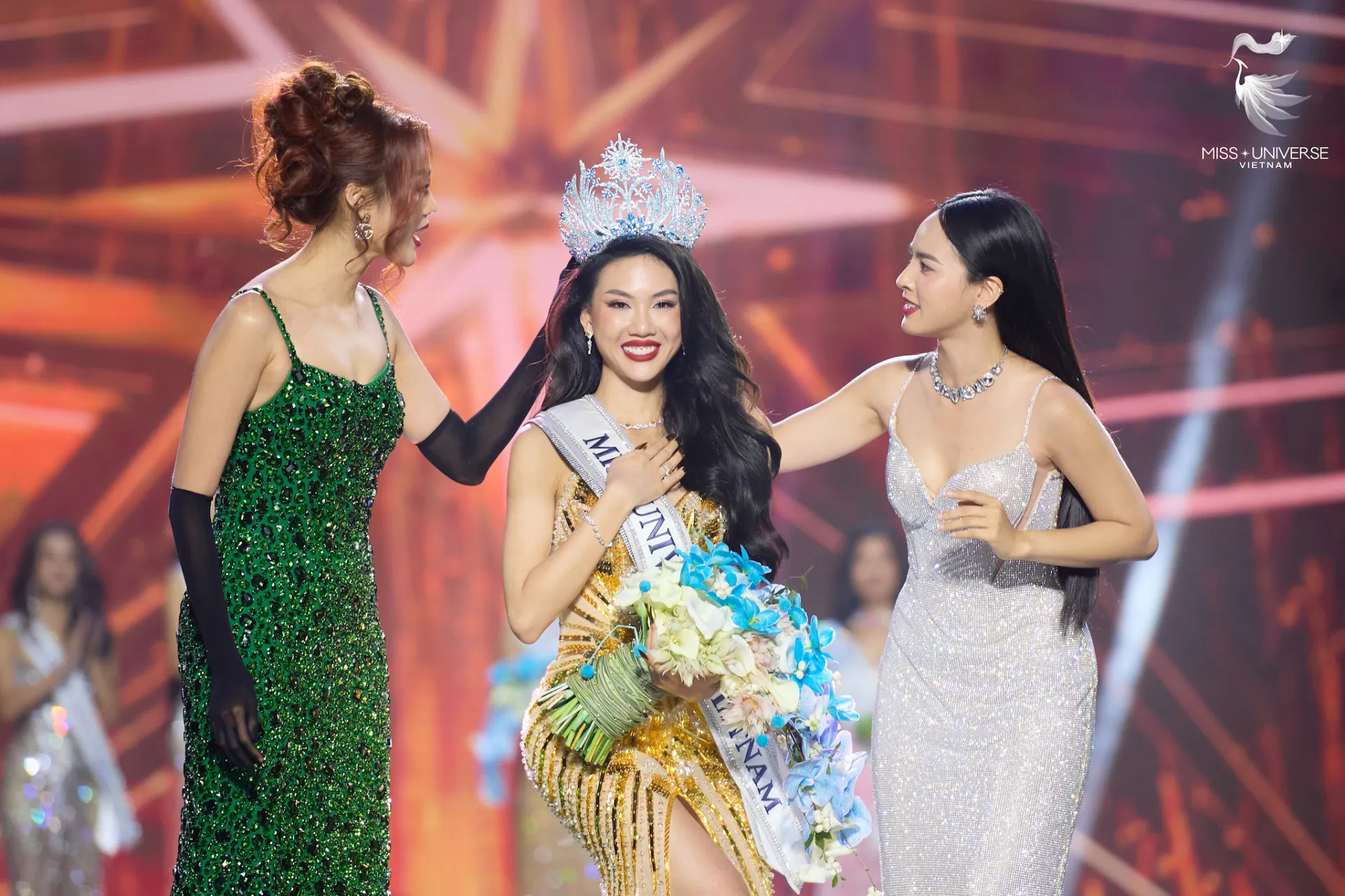 huong-ly-co-thay-the-bui-quynh-hoa-du-thi-miss-universe