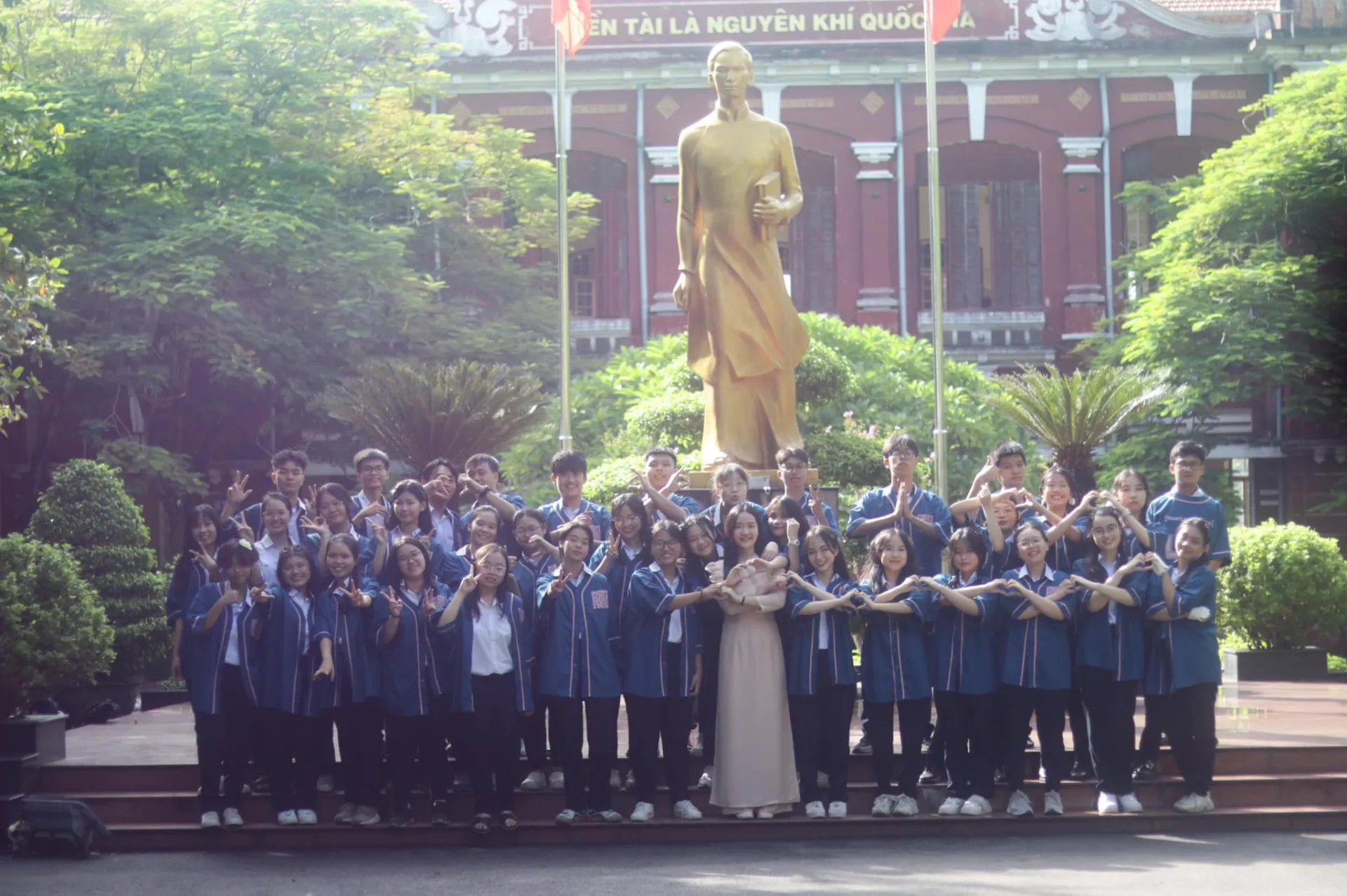 ve-dep-cua-truong-quoc-hoc-hue-noi-co-nhieu-thi-sinh-vao-chung-ket-olympia