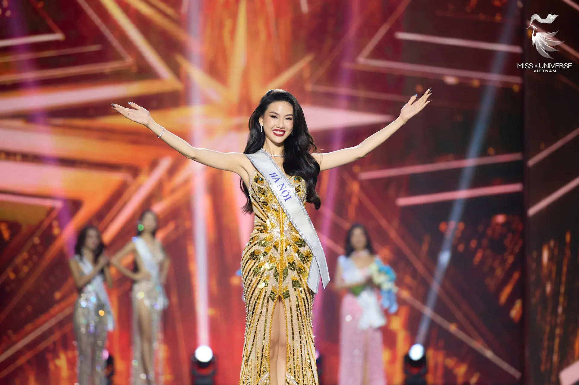 bui-quynh-hoa-co-bi-tuoc-vuong-mien-vi-vuong-be-boi-sau-dang-quang-3