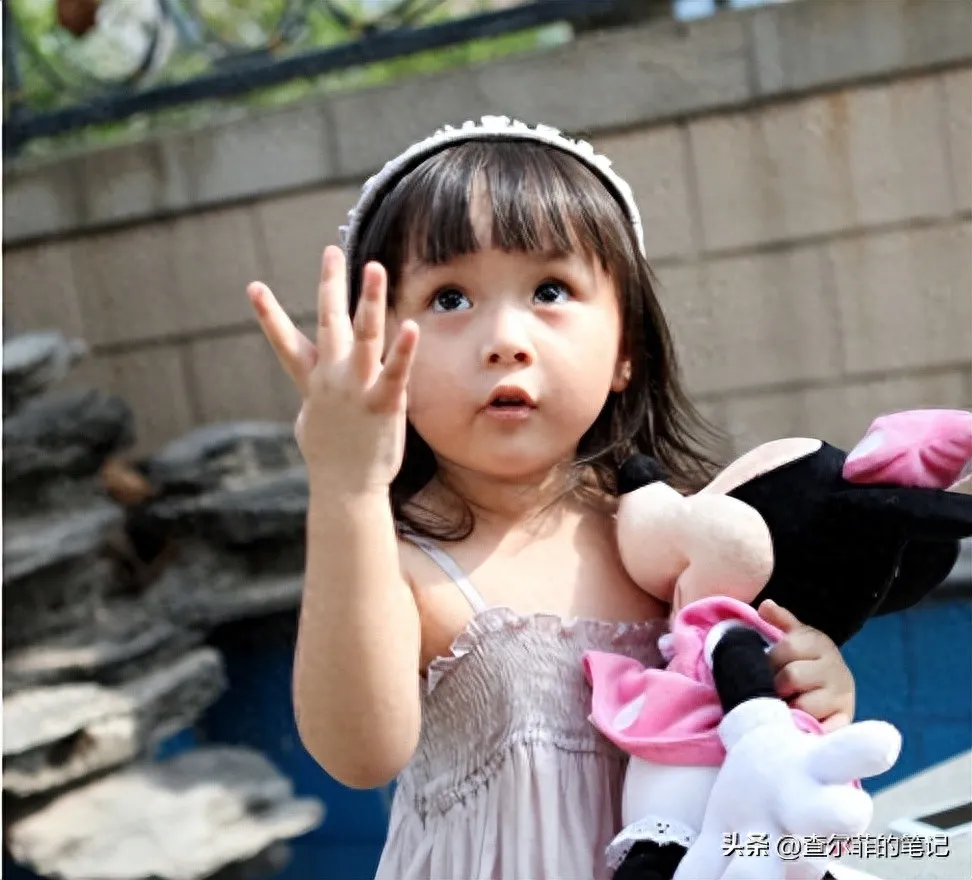 em-be-xinh-dep-kiem-trieu-do-tu-guong-mat-lon-len-the-nao-11