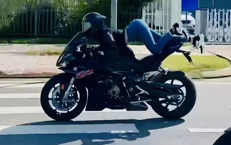 ngoc-trinh-co-dong-thai-gi-khi-bi-xac-minh-lai-xe-mo-to-nguy-hiem-1