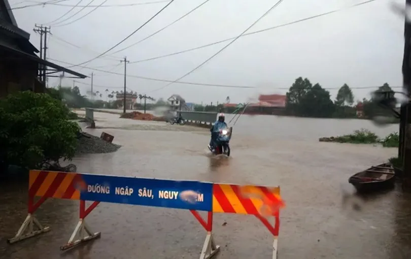 hang-ngan-hoc-sinh-nghi-hoc-vi-mua-lu-o-cac-tinh-mien-trung-1