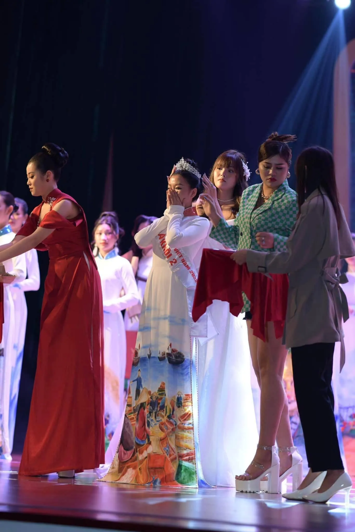 ho-yen-nhi-a-khoi-ao-dai-viet-nam-2022-la-ai-4