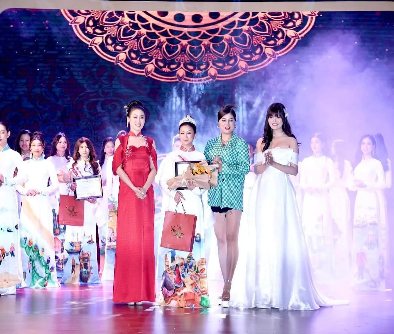 ho-yen-nhi-a-khoi-ao-dai-viet-nam-2022-la-ai-5