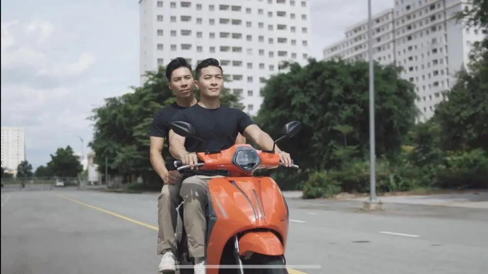 quoc-co-quoc-nghiep-noi-gi-khi-lai-xe-lam-xiec-khong-doi-mu-bao-hiem-1