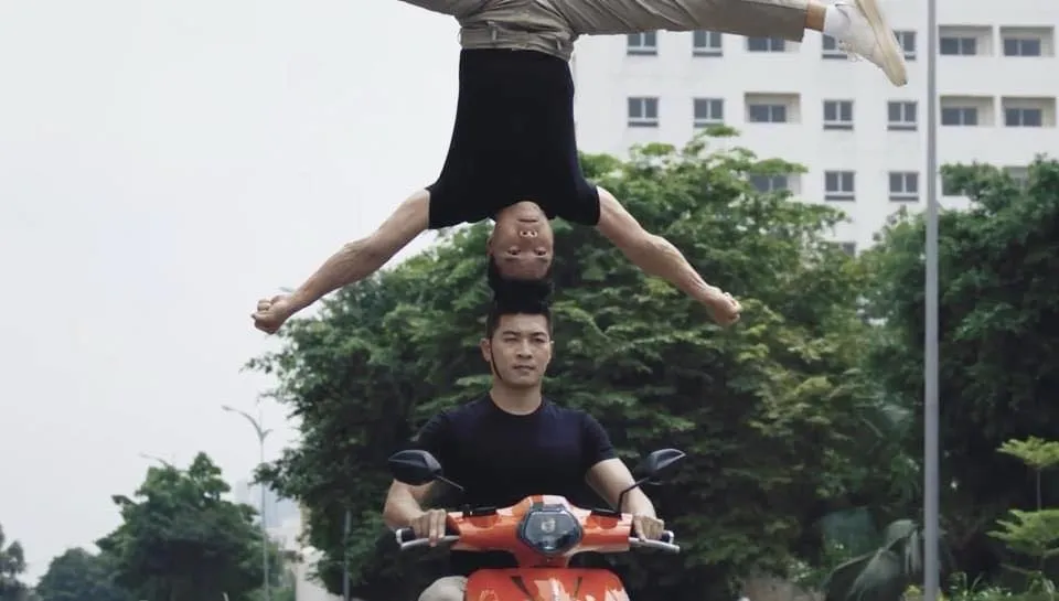 quoc-co-quoc-nghiep-noi-gi-khi-lai-xe-lam-xiec-khong-doi-mu-bao-hiem-2